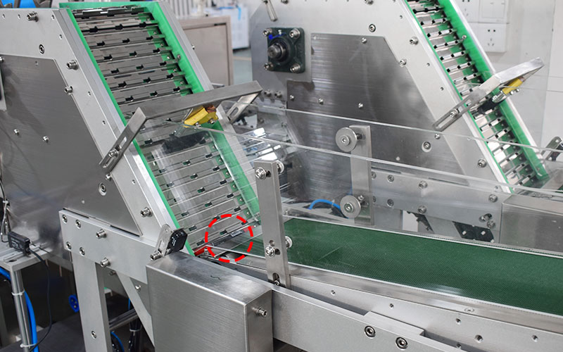 Automatic box packing machine for ball pen 